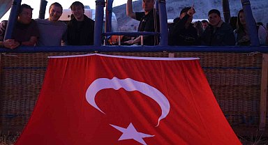 Sıcak hava balonları 15 Temmuz'da Türk bayrağı ve pankartlarla havalandı