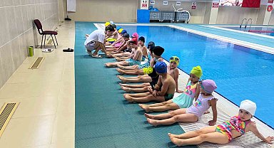 Sıcak havalarda minikler eğlenerek öğreniyor