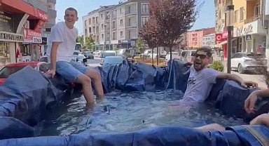 Sıcak havalardan bunaldılar, traktörün römorkunu havuz yapıp şehir turu attılar