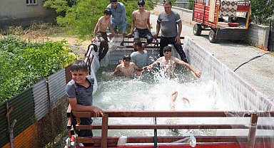 Sıcaktan bunalan gençler römorktan havuz yaptı