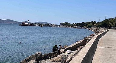 Sıcaktan bunalan İstanbullular çareyi denize girmekte buldu
