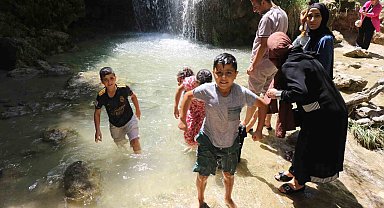 Sıcaktan kaçan şelalede serinledi