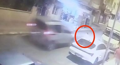 Siirt'te aniden yola çıkan çocuğa aracın çarptığı anlar kamerada