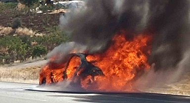 Siirt'te seyir halindeki araç kül oldu