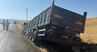 Siirt'te tır kasası yol kenarına savruldu