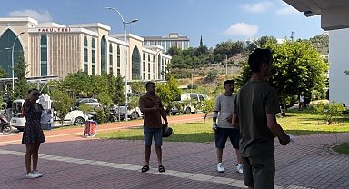 Sınavı dakikalarla kaçırdılar, tabelayı göremedikleri söylenince içeri alındılar