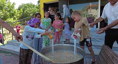 Sındırgı'da yaz okulu öğrencilerinden aşure hayrı