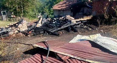Sinop'ta çıkan yangında iki ahşap ambar küle döndü