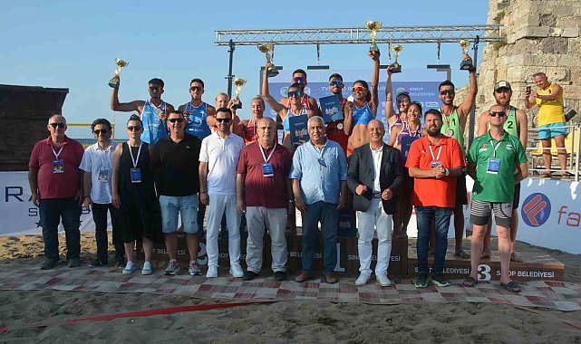 Sinop'ta plaj voleybolu turnuvası sona erdi