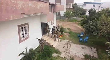 Şırnak'ta kaçakçılık operasyonu: Ev ve iş yerlerinden cephanelik çıktı