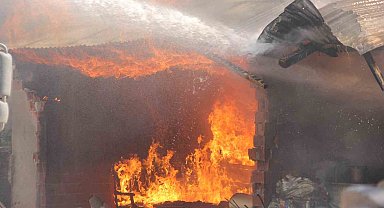 Sivas'ta 5 odunluk ve 1 samanlık küle döndü