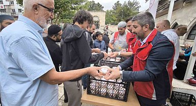 Sivas'ta cuma namazı çıkışı aşure ikramı