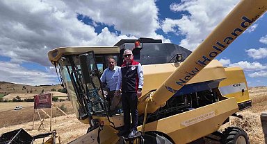 Sivas'ta ilk hububat hasadı Vali Yılmaz Şimşek tarafından gerçekleştirildi