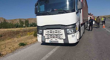 Sivas'ta otomobil tıra çarptı: 1 çocuk öldü, 5 kişi yaralandı