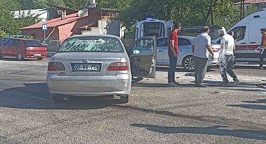 Sivas'ta otomobiller çarpıştı: 1'i ağır 4 yaralı