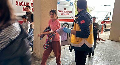 Siverek'te yolun karşısına geçerken otomobilin çarptığı 2 kişi yaralandı