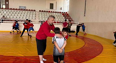 Söğüt'te güreş rüzgarı esti minik yiğitler minderde