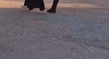 Sokak ortasında eşini darbetti, o anlar kameraya yansıdı