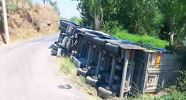 Söke'de tır şarampole devrildi
