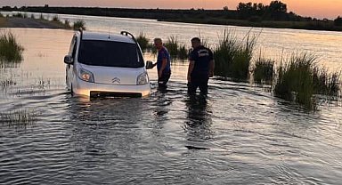 Suların yükseldiğini fark etmeyince ırmakta mahsur kaldılar