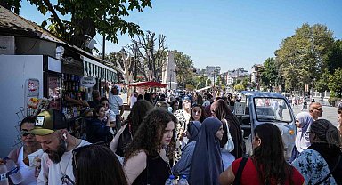 Sultanahmet'te sıcak hava etkisi: Herkesin elinde su şişesi dikkat çekiyor