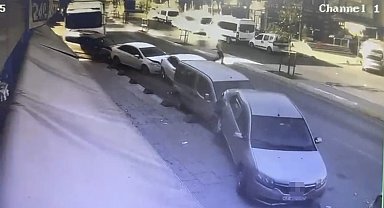 Sultanbeyli'de yokuş aşağı kayan tır, park halindeki 5 araca çarptı