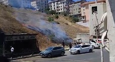 Sultangazi'de boş arazide çıkan yangın paniğe neden oldu