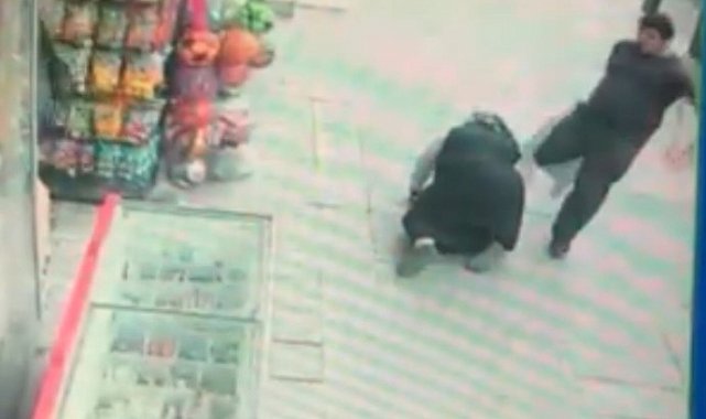 Sultangazi'de zihinsel engelli şahıs sokak ortasında annesine saldırdı