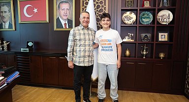 Sultangazili gençlerden büyük başarı: 2 LGS birincisi Başkan Dursun'u ziyaret etti