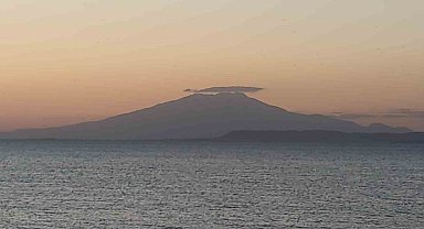 Süphan Dağı'nın zirvesini örten mercek bulutu görsel şölen oluşturdu