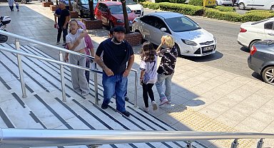 Şüphelinin kız kardeşi gazetecilere 'al bunu da çek' diyerek el hareketi çekti