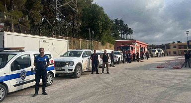 Suriye'de 11 gün süren alevleri kontrol altına alan ekipler konvoyla sirenler eşliğinde Hatay'a döndüler