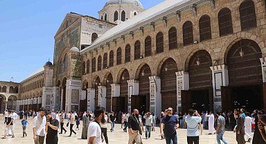 Suriyeliler Cuma namazını kılmak üzere tarihi Emevi Camii'ne akın etti