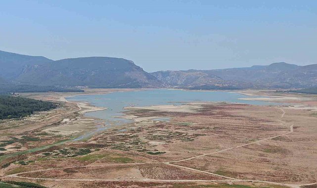 Tahtalı Barajı'nda ürküten manzara; su çekildi geriye balçık kaldı