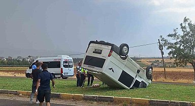 Takla atan minibüsten yara almadan kurtuldu