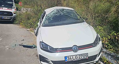 Taklalar atan otomobil uçuruma yuvarlanmaktan son anda kurtuldu: 5 yaralı