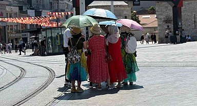 Taksim'de sıcak hava bunalttı; kimisi şemsiyle gezdi, kimisi gölgelik alanda dinledi