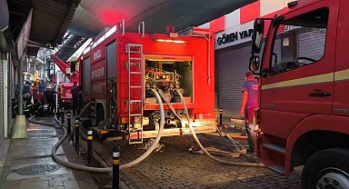 Tarihi Demirciler Çarşısında çıkan yangın paniğe neden oldu