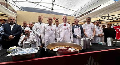 Tarihi Mısır Çarşısında 20 bin kişiye Aşure dağıtımı