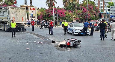 Tarsus'ta kamyon ile motosiklet çarpıştı: 1 ölü, 1 yaralı