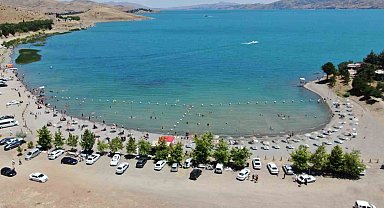 Tatilciler Ege sahillerini aratmayan Hazar Gölü'ne akın etti