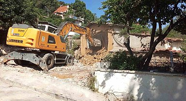 Tehlike saçan metruk binalar yıkıldı