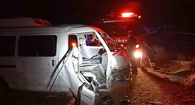 Tek taraflı kazada yolcu araçta sıkıştı