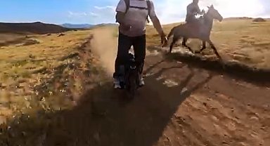 Tek teker ve atın nefes kesen yarışı