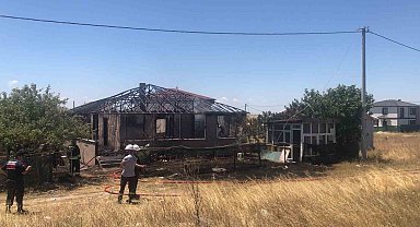Tekirdağ'da çıkan yangında müstakil ev küle döndü