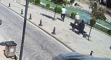 Telefon dolandırıcısı, yaşlı kadının paralarını alıp kaçtı: O anlar kamerada