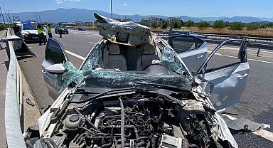 TEM'de bariyere çarpan otomobilin tavanı koptu: 4 yaralı