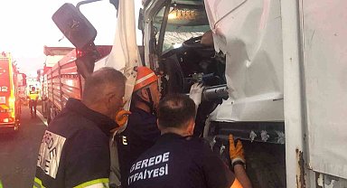 TEM'de kamyon tıra arkadan çarptı: Yaralı sürücü sıkıştı