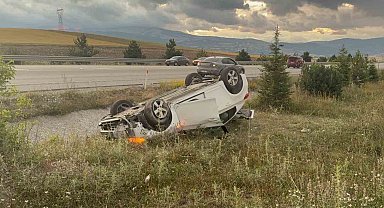 Ters dönen otomobilden sağ kurtuldular