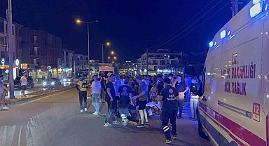 Ters şeritten U dönüşü yapan otomobil motosikletle çarpıştı: 2 yaralı